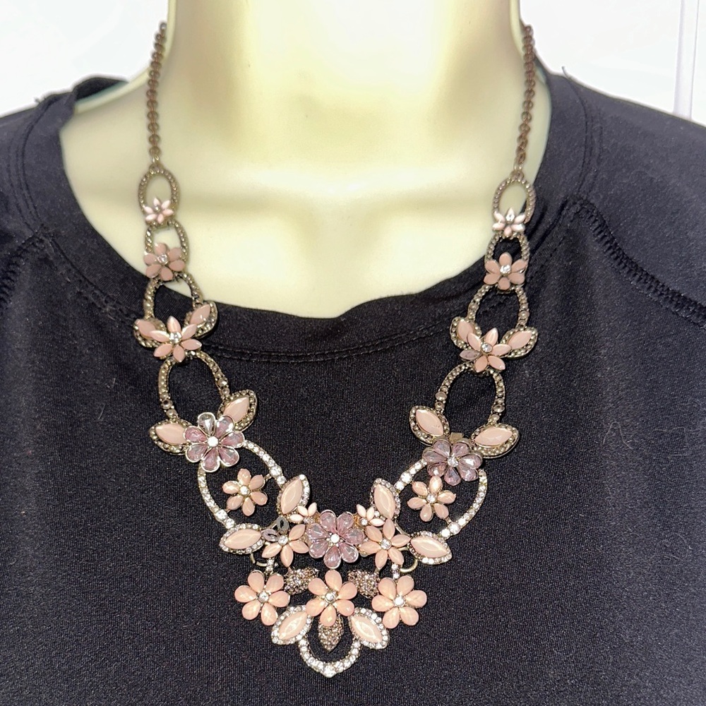 Silver tone floral statement necklace/light pink‎ petals & clear crystal accents